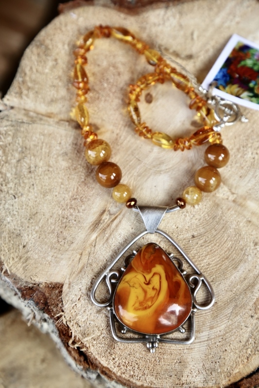 Amber/agate